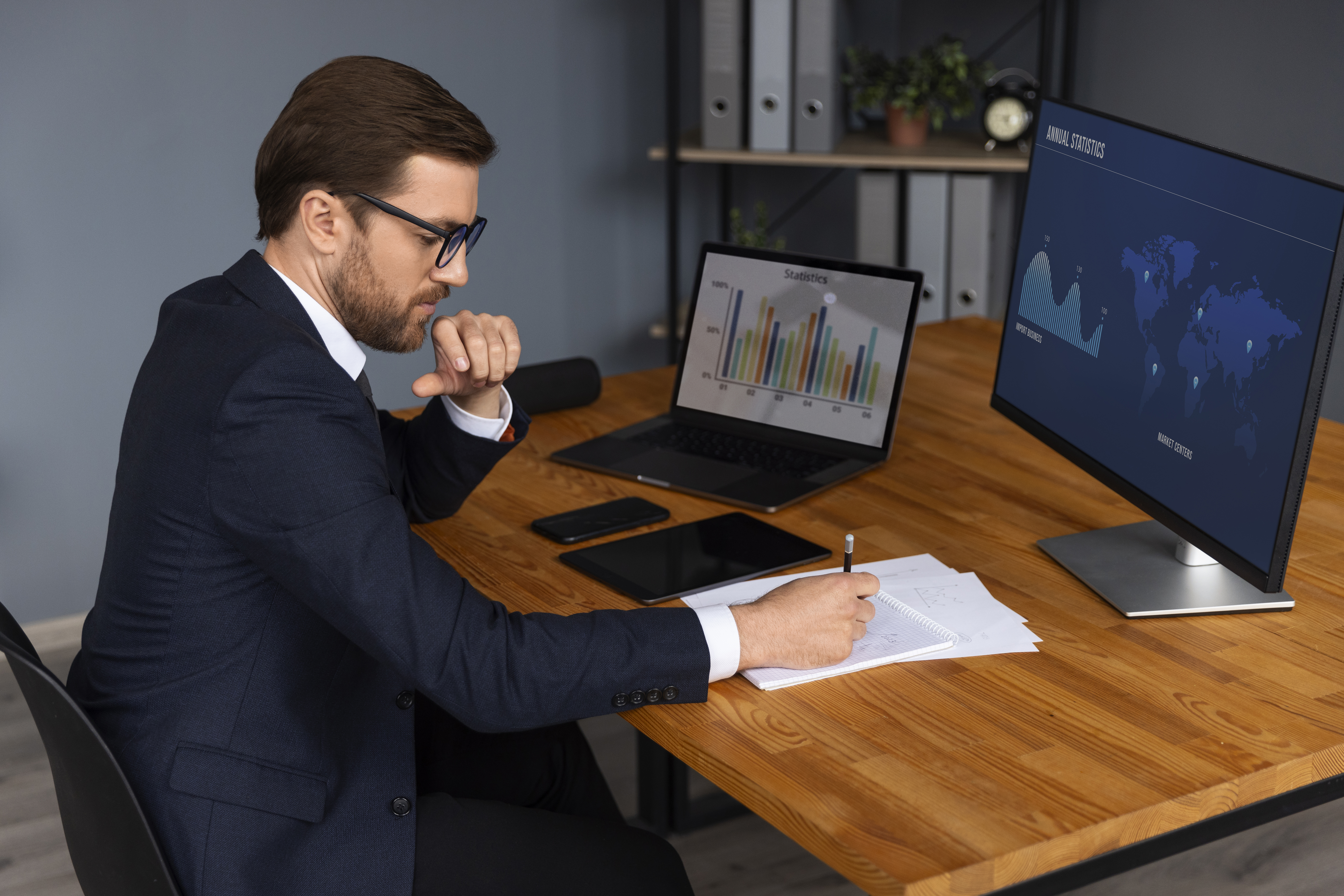 Digital revisor der anvender cloud-baseret regnskabssoftware til at håndtere økonomiske data, sikre korrekte tal og levere rettidig rapportering gennem Revifix.